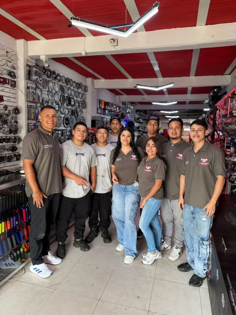 El equipo de Champions Motos en su almacén de Palmira