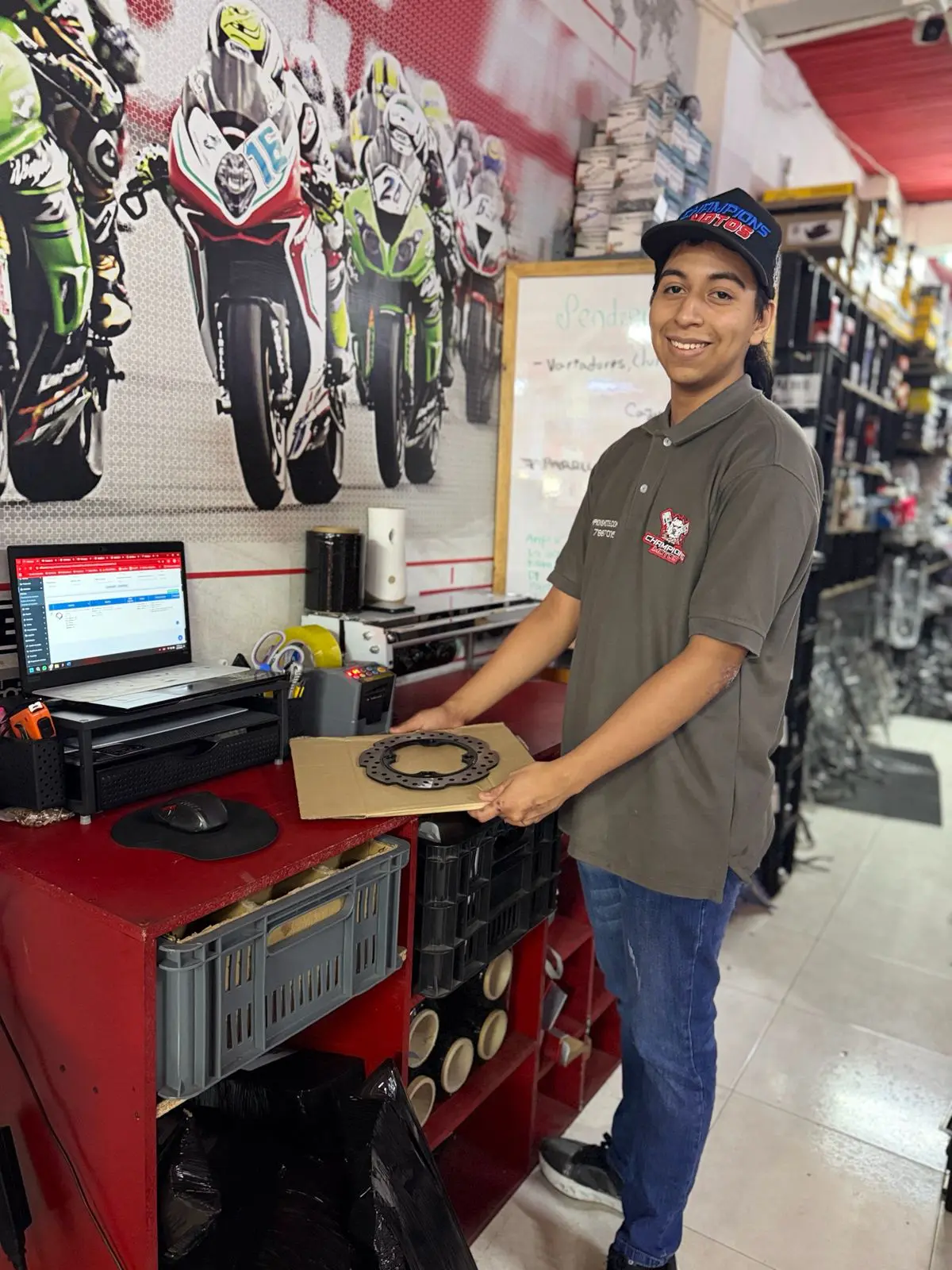 Equipo especializado en ventas virtuales y envíos nacionales Champions Motos