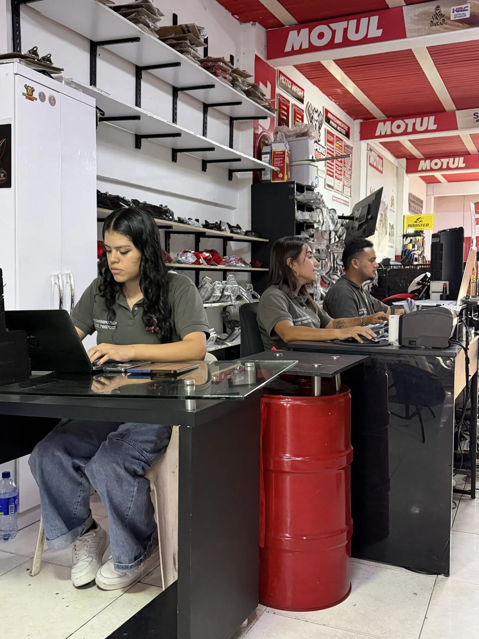 Personal de Champions Motos listo para atender clientes por internet y en tienda
