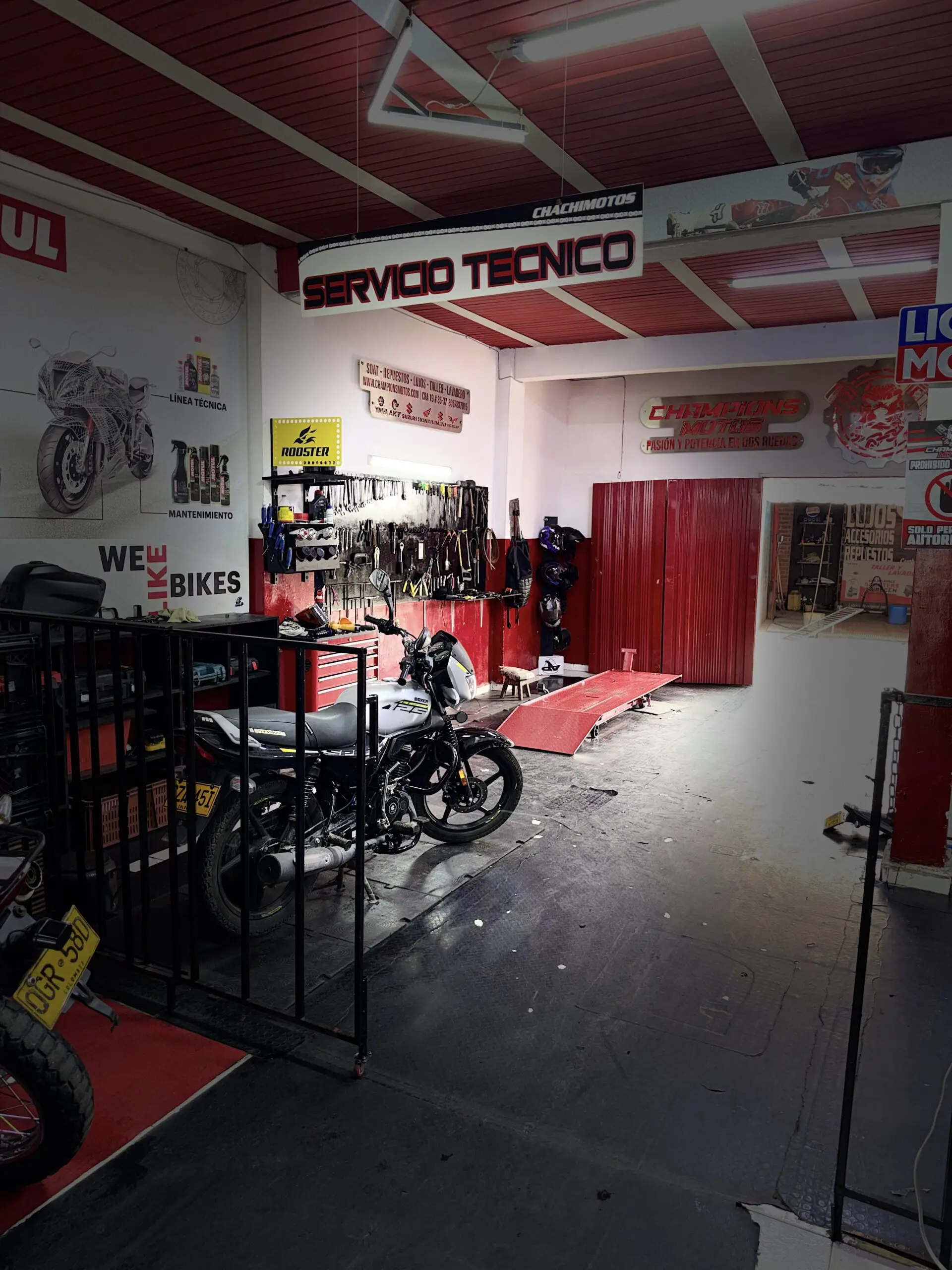 Taller especializado Champions Motos para mantenimiento e instalación de accesorios