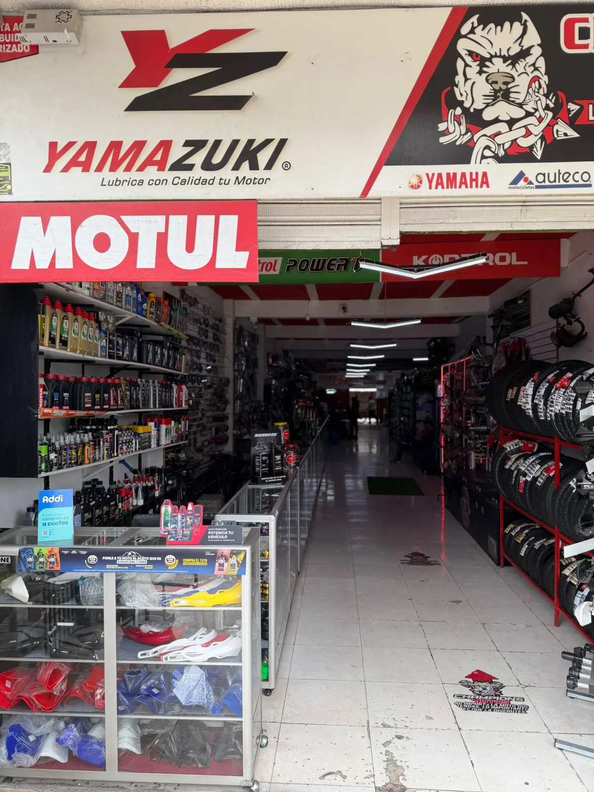 Pasillo del almacén Champions Motos con accesorios, lujos y repuestos para motocicletas