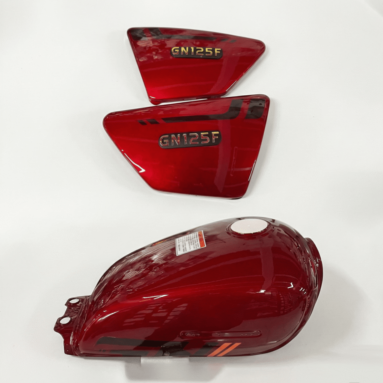 Kit completo en rojo con tanque de acero y tapas en ABS. Ajuste preciso, acabado brillante y compatibilidad directa para tu GN 125 F.